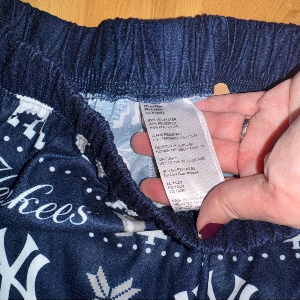NWOT New York Yankees Allover Print Holiday Sleep Lounge Pants